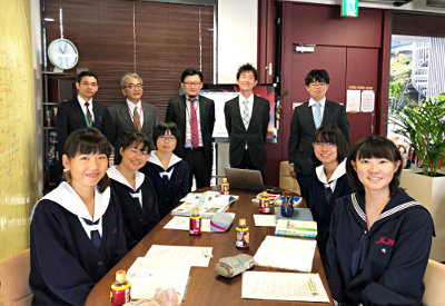 Commemorative photo of students from Hyogo Prefectural Kakogawa Higashi High School with members of CJS Inc.